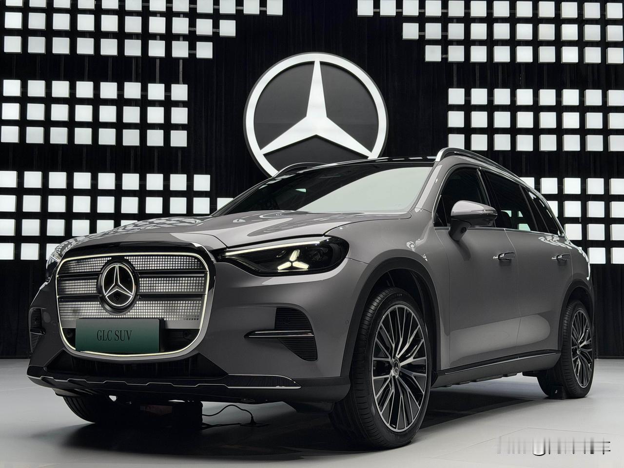 全新奔驰纯电GLC正式亮相，整体变化还是很有看点的。
车身尺寸进一步加大，轴距比