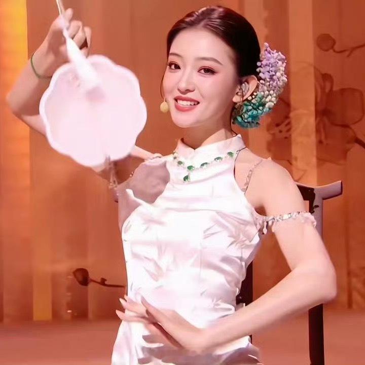 节目组就这样不待见罗予彤，本来声音就不是敞亮挂的，还不给大声。造型也要蹭刘亦菲，