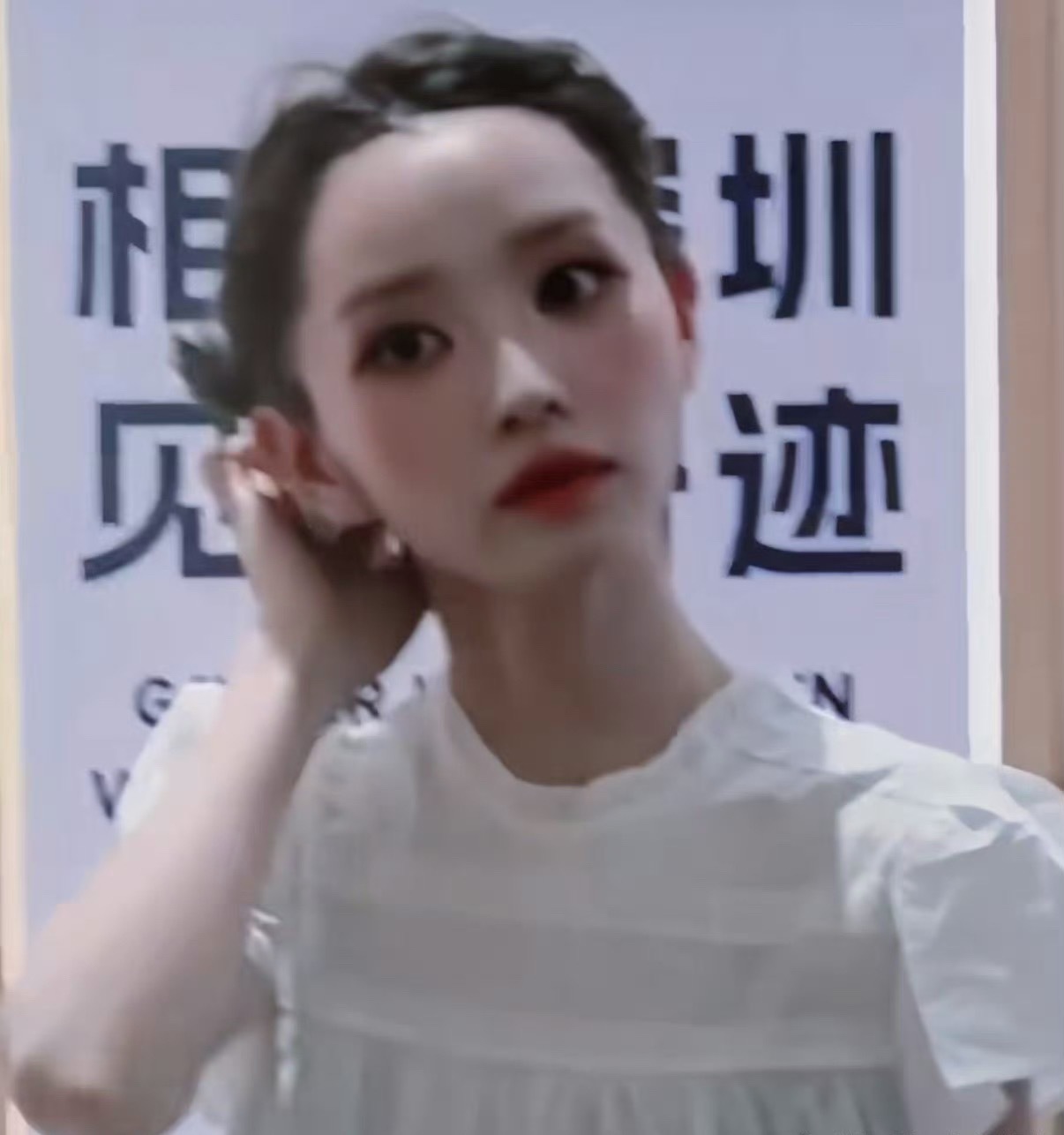 田曦薇没刘海差点认不出来前两天刚因为"连续16部铁刘海剧"上热搜的田曦薇，8月8