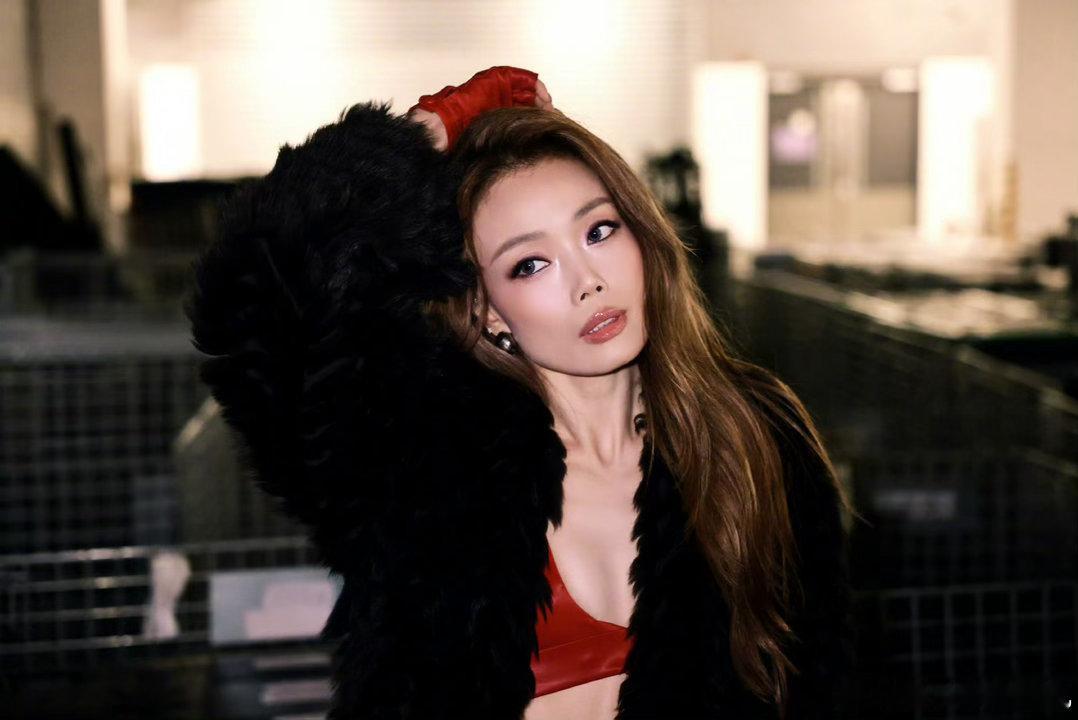 看球只是吃夜宵的理由 嘴上说着看球其实手上已经在点外卖了，容祖儿这句话简直就是我