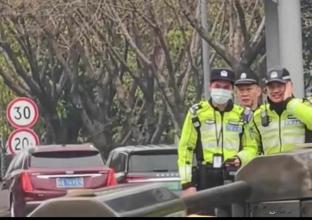 在上海最开始是查头盔，然后是头盔的扣子，然后是手机支架，然后是转弯没打转向灯，再