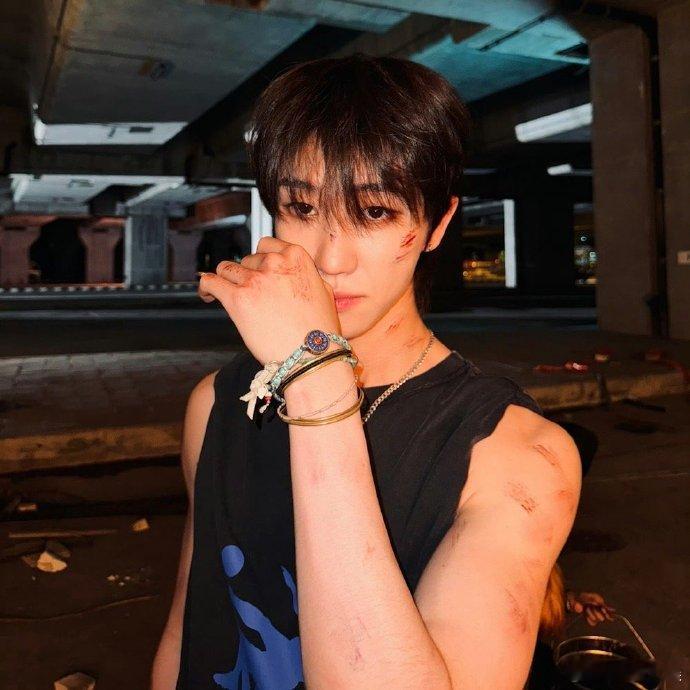 #徐明浩新歌花絮照##徐明浩超A战损妆#徐明浩新歌花絮照里的战损妆造型独特，超帅