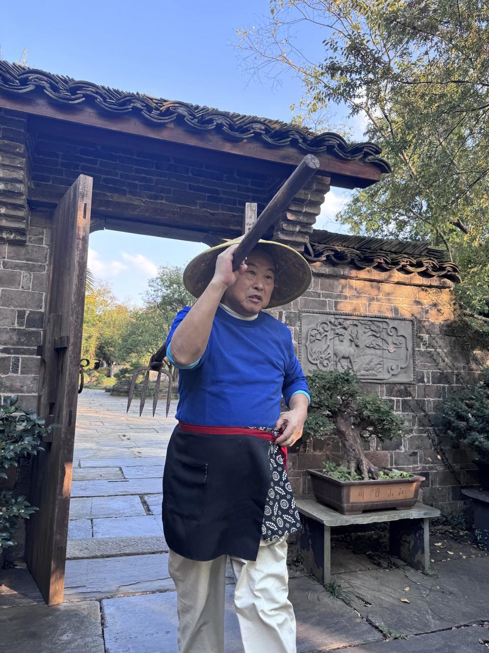 退休后的老板更可怕 什么？退休后的老板比上班时候还精彩！他是探店达人，也上过各大