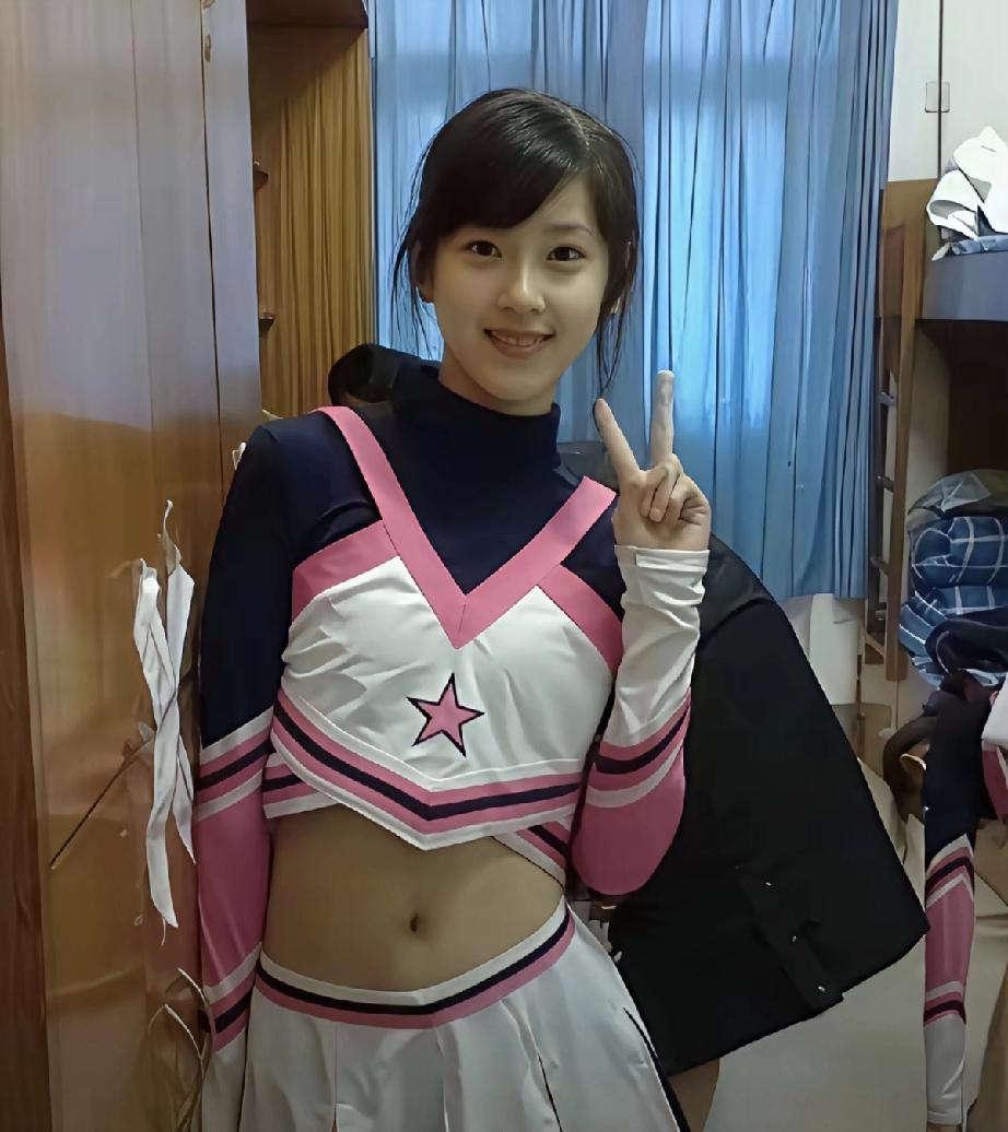 人无完人，金无足赤。
章泽天的确有点大小脸，她做第二期播客时，从正脸照片上看，这