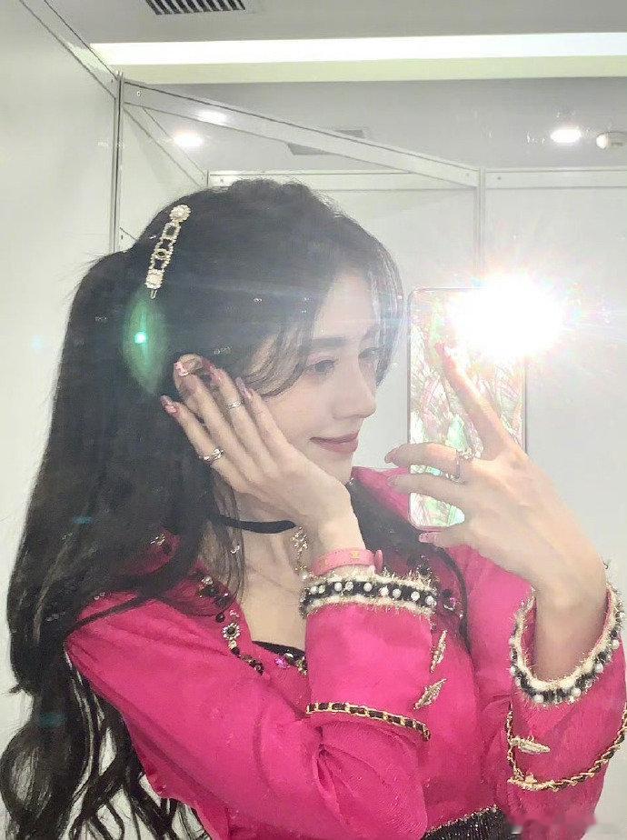 网传鞠婧祎B站跨年 想念小鞠的舞台想念到不行！网传加盟 B 站跨年晚会，希望能早