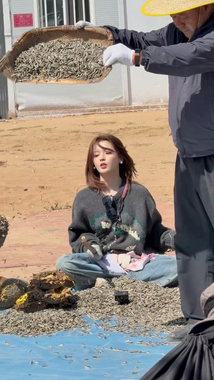 杨超越瓜子西施 杨超越最新路透太吸睛，扮上瓜子西施后，举手投足间全是戏。从出道以