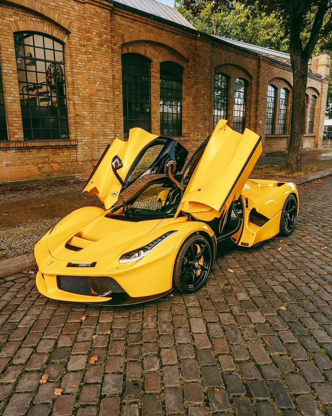 黄得晃眼的“公路闪电”——LaFerrari往街头一停，整条街的视线都被它勾走。