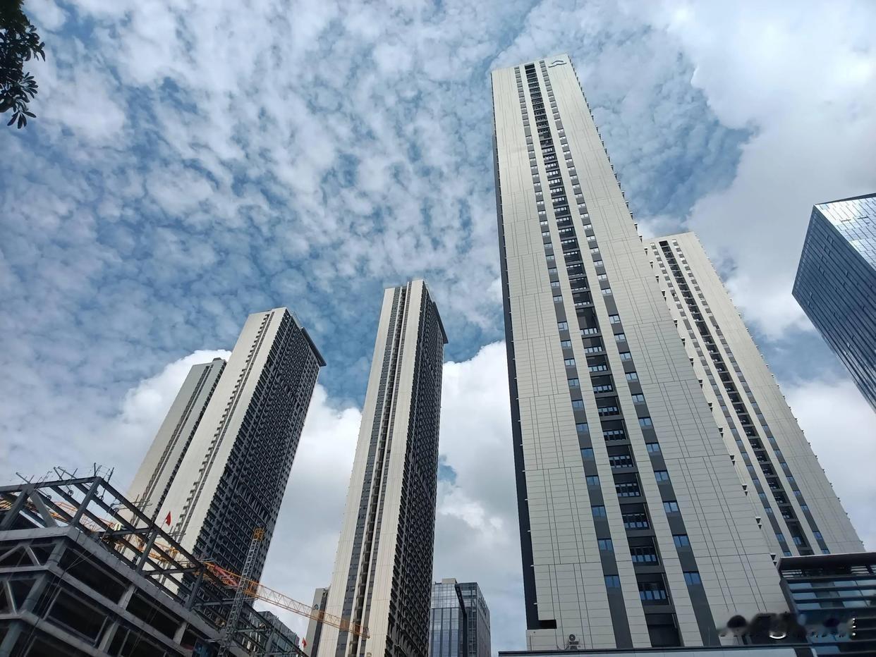 这4座城市已“留不住人”了，人均工资三四千，房价高达一两万！
月薪三千八，房价两