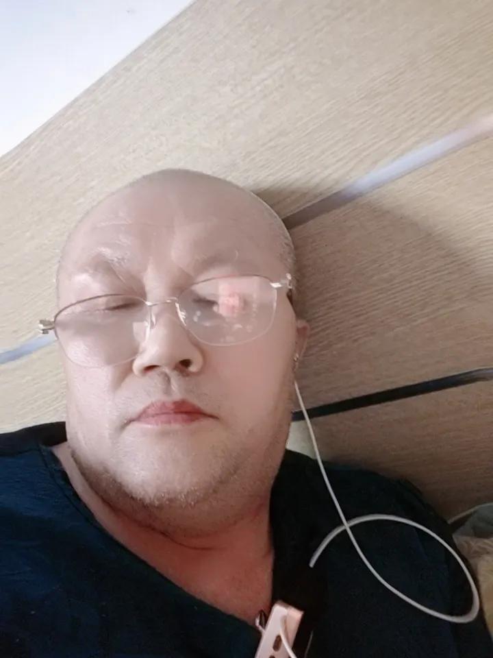 我认为，每个单位用人应该多用六十岁以上的老人，因为老人一但没工作，真的是寸步难行