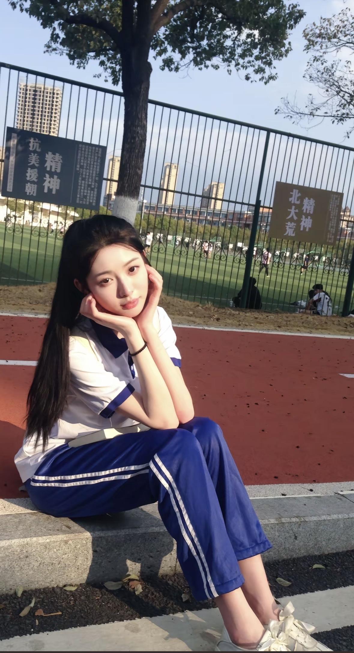 校园里的少女，阳光下的青春