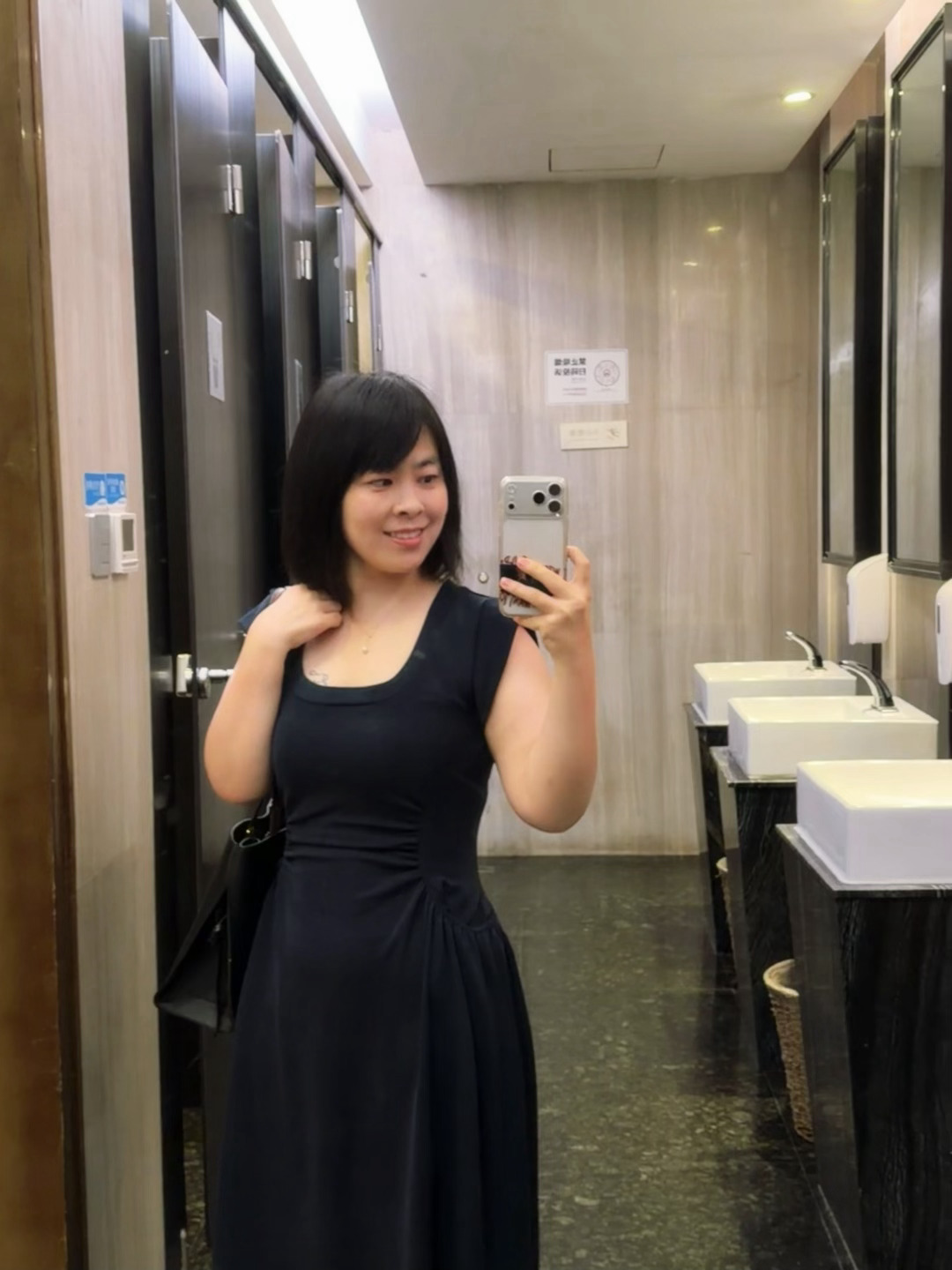 也算是这辈子第一次穿无袖裙，最近我逐渐敢穿露胳膊的衣服了，也没变瘦，但是心态变了