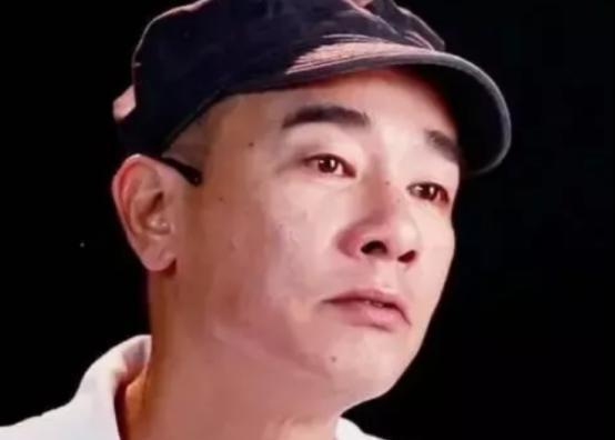 2018年，陈小春说，“小时候家里穷，吃不上饭，就把弟弟卖了3000块钱，”卖完
