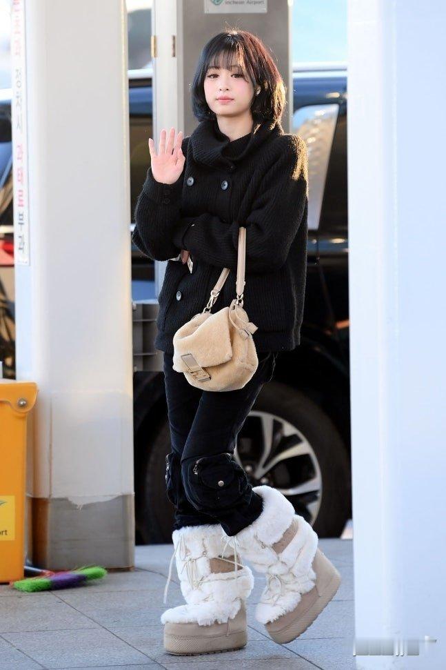 算了，不跟🤡一般见识，欣赏我女神Ahyeon 的绝美波波头好了🫢 