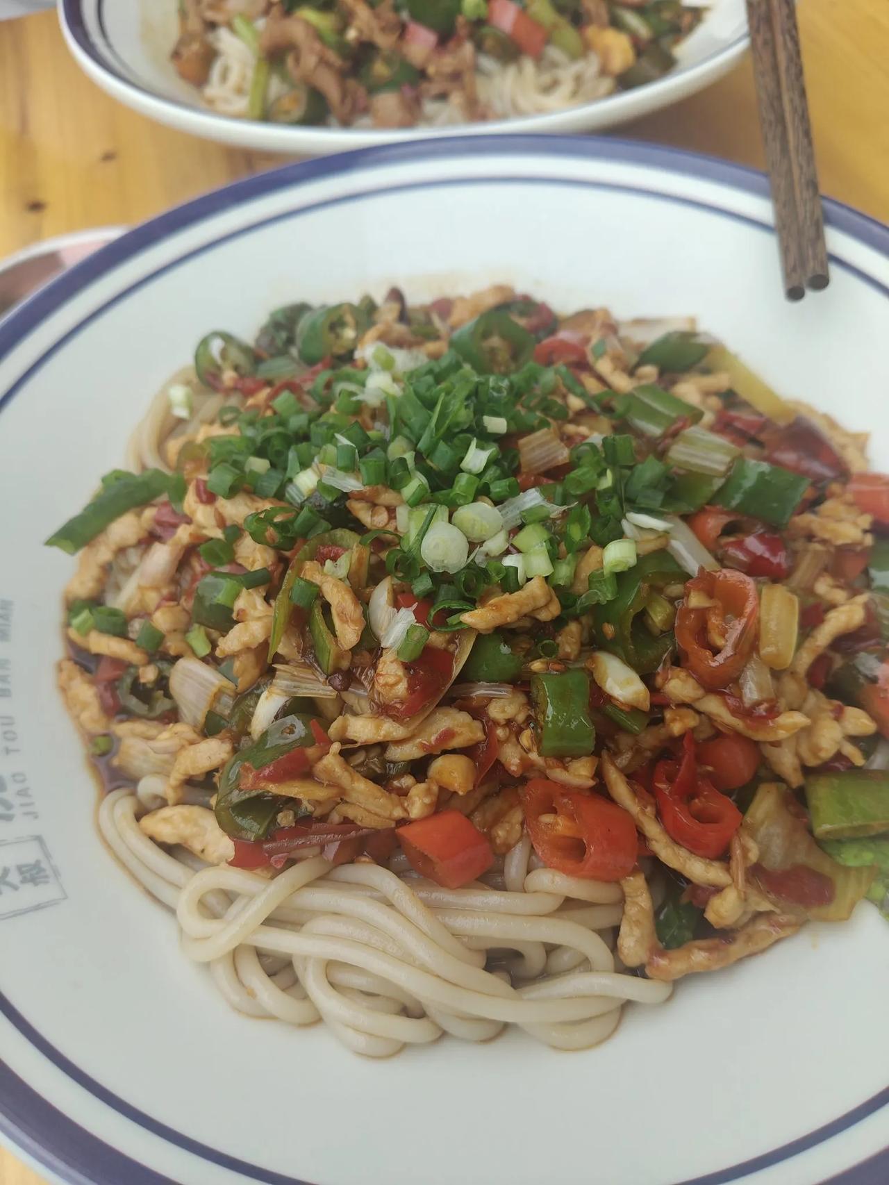 到铜仁游玩时，发现了一处摆摊的绝佳之地。这里无需缴纳地摊费，周边有涵盖5所学校的