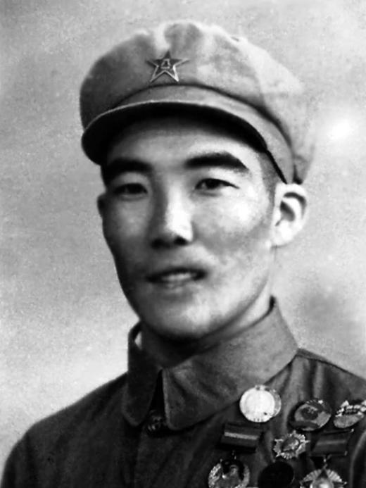 万福来1926年11月出生于林州市临淇镇南园村，1946年6月入伍，1948年7