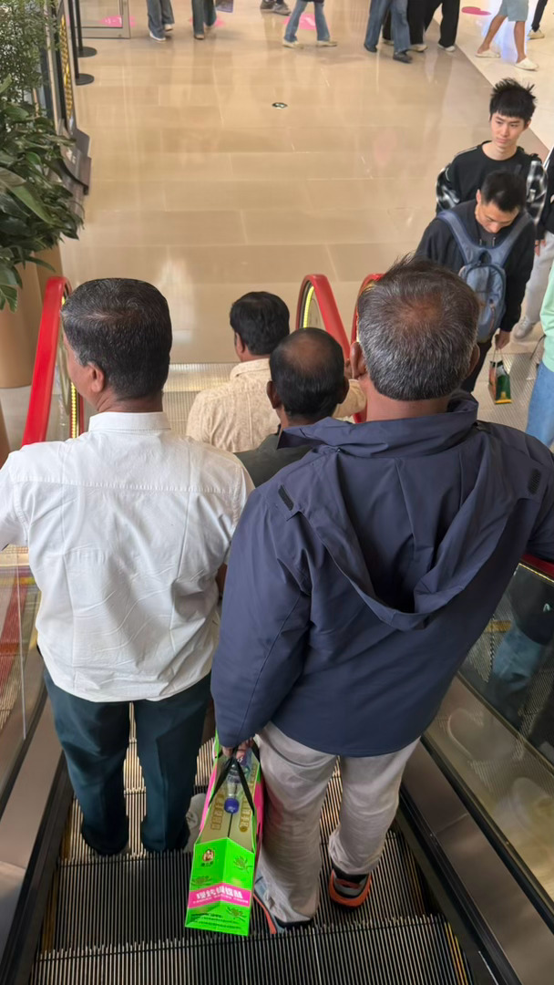 我承认我有点刻板印象了三哥扎堆出现的地方立刻环境就变差了 