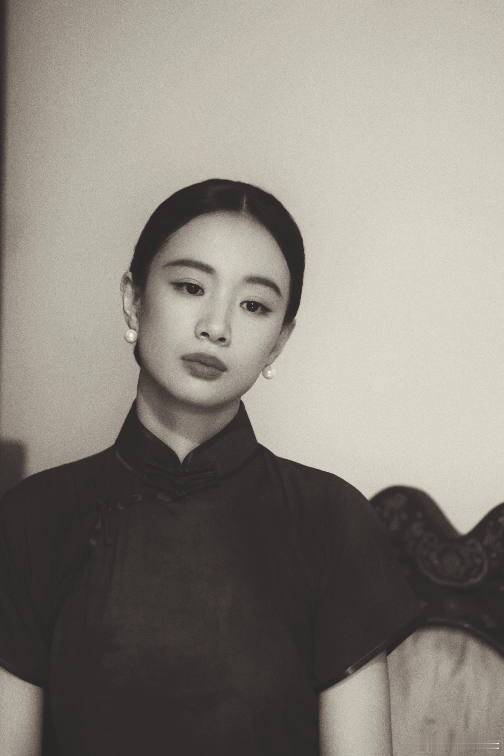 李梦早期居然是文艺小白花那时的李梦仿佛是从书中走出的女主角，飘逸的长发和温婉的笑