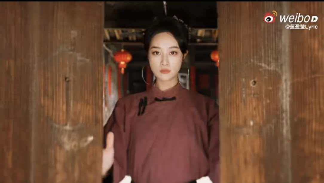 蓝盈莹三把刀 蓝盈莹借三把刀表明态度，心中装着家国百姓亦不负自己，简单一句话分量