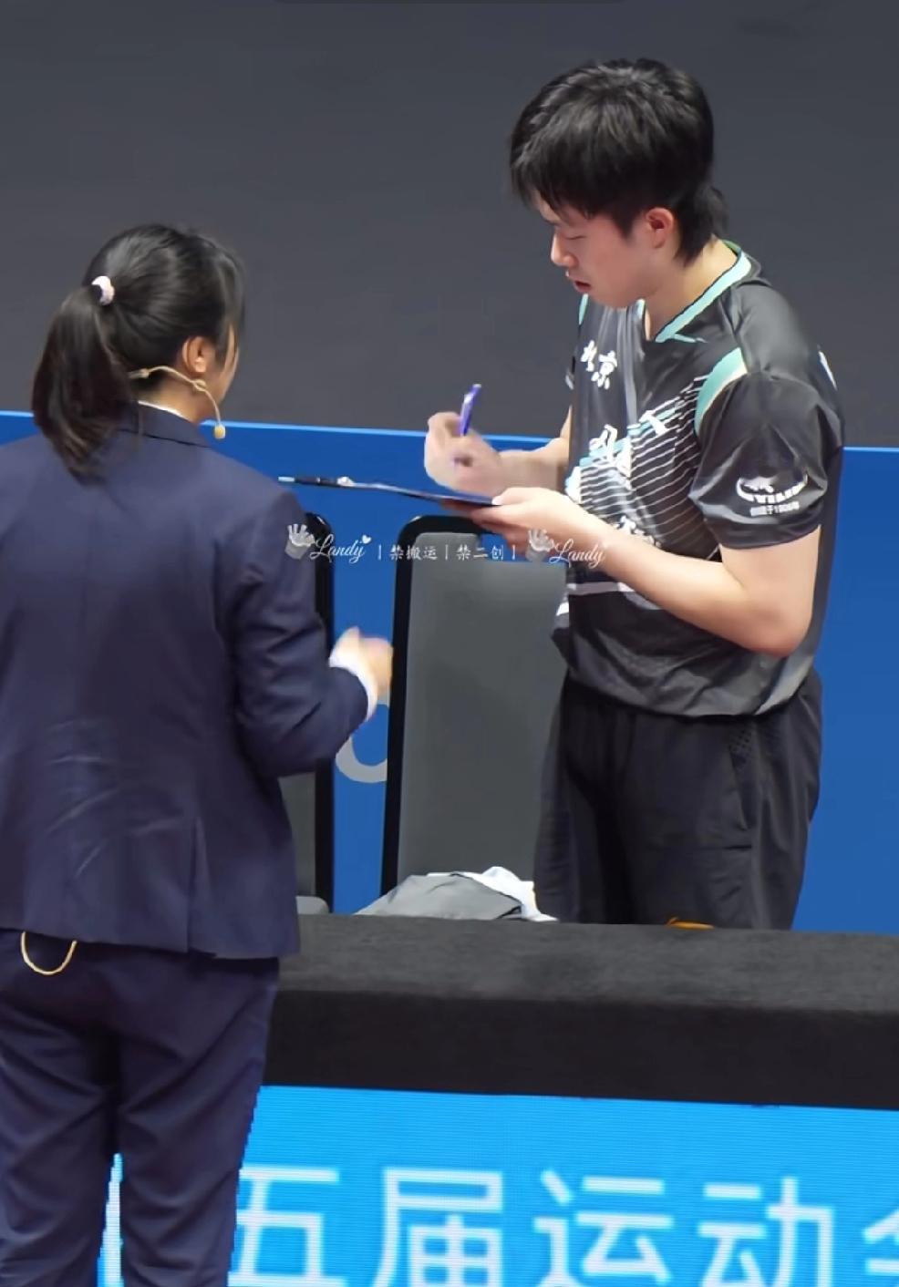 王楚钦昨晚比赛带了条毛巾，
毛巾放在拍子下面，
可能是为了垫一下拍子，
但是第一