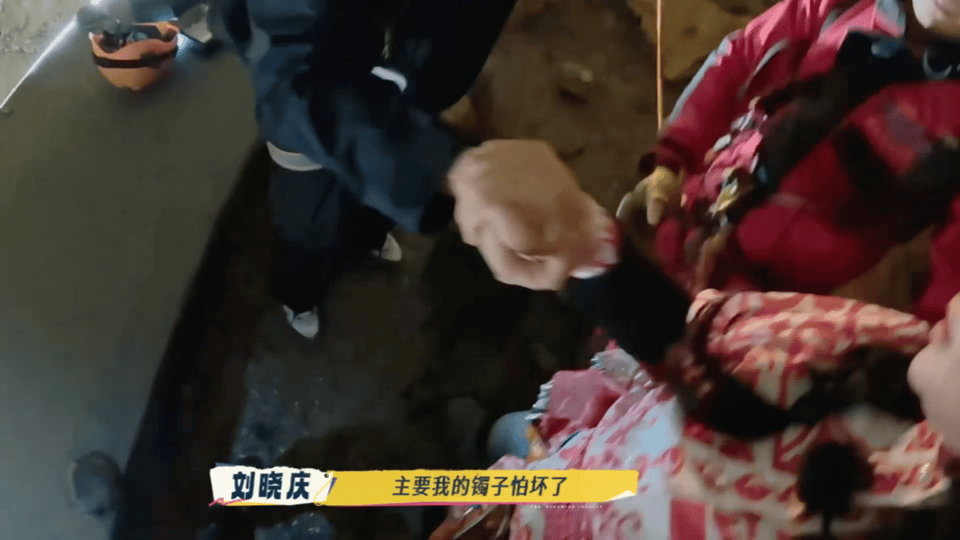 刘晓庆踩空摔倒 刘晓庆这波反应太圈粉了！意外摔倒后不顾手伤，先幽默调侃关心镯子，