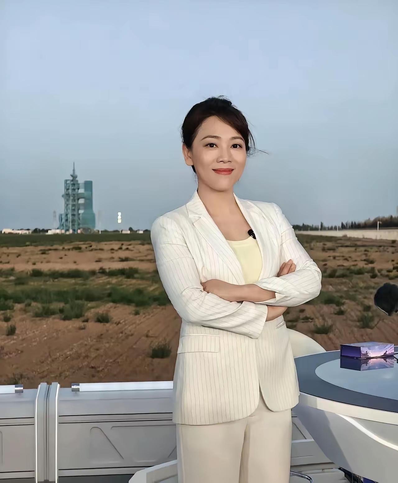 复旦的才女劳春燕气质好大方呀，长相清秀甜美，眉眼如画，50多岁了，气质不输主持人