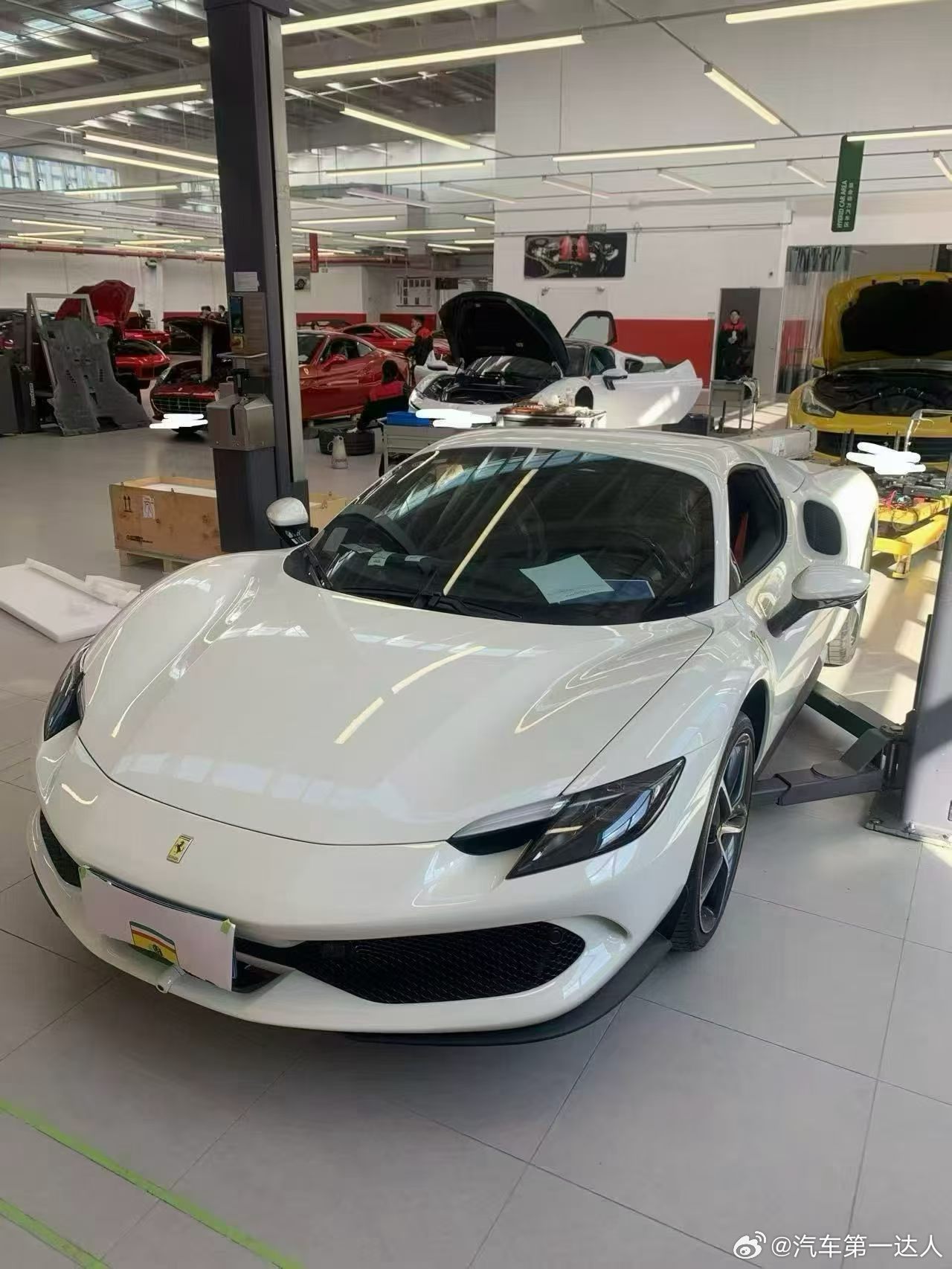 法拉利296 GTS， 25年2300公里，几乎未被驯服。V6混动+敞篷，声浪炸