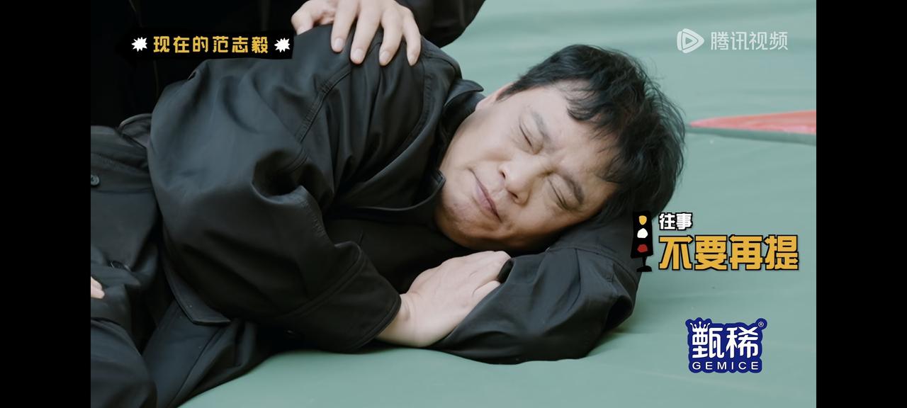 范志毅是真拼了。《五哈第六季》开播， 56岁的范志毅直接被吊在高空三四米。
他趴