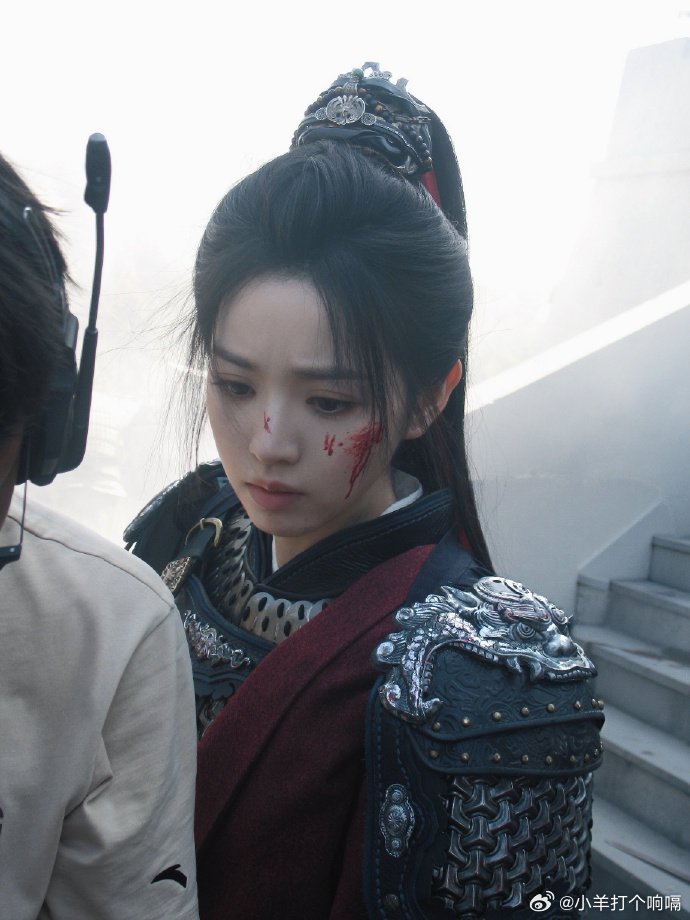 田曦薇战损破碎版田曦薇这战损破碎版直接戳爆心巴！脸上带血、眼神哀伤却还强撑，像朵