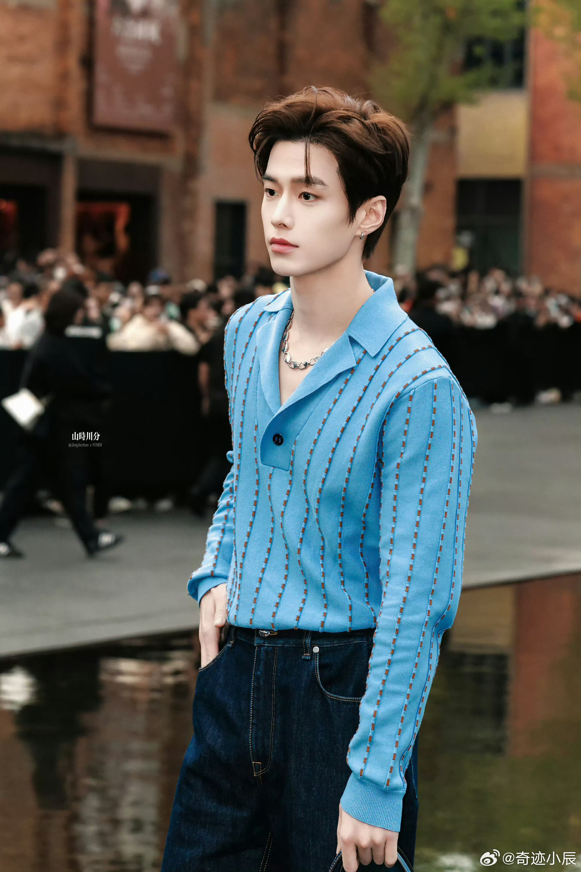 何与Fendi活动 何与亮相景德镇Fendi，蓝色V领针织+露额发型，清爽帅气少