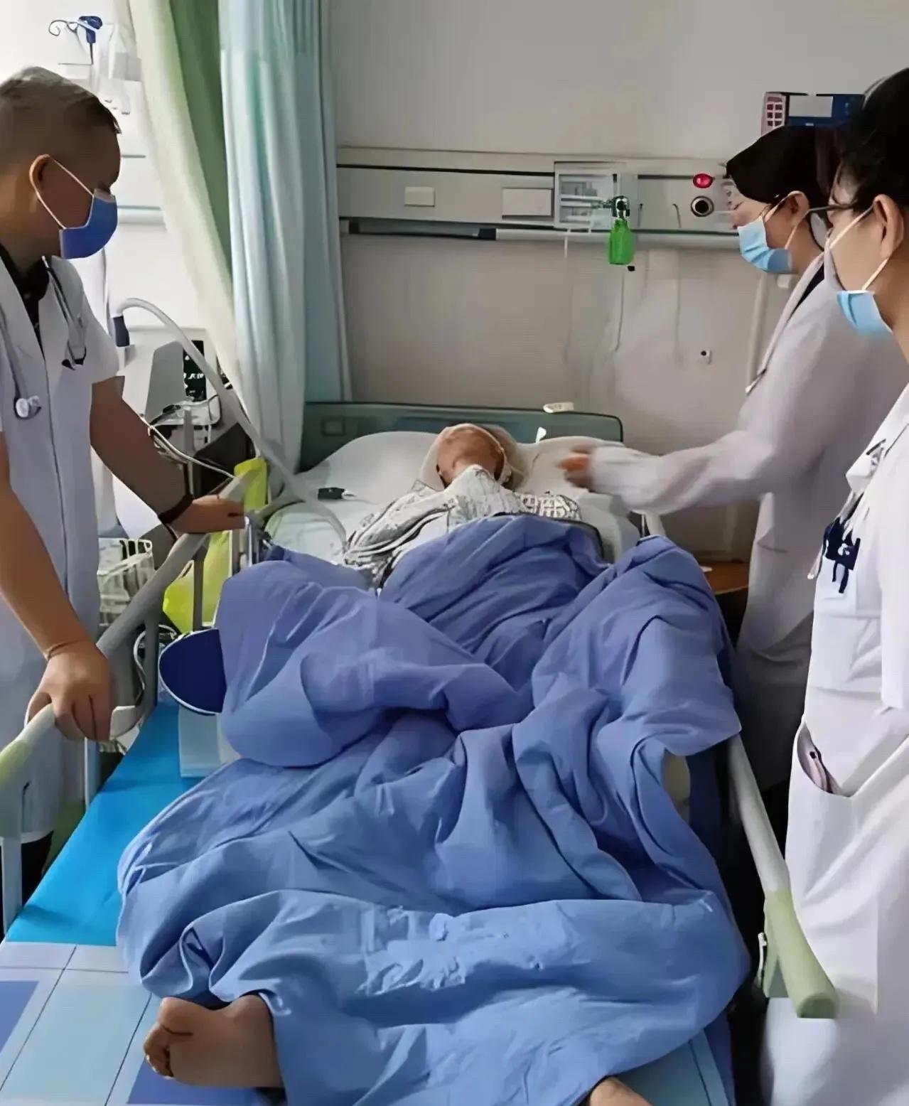 据悉，一男子上班脑出血，家属拔管后死亡，人社局认定抢救超48小时不属工伤。家属起