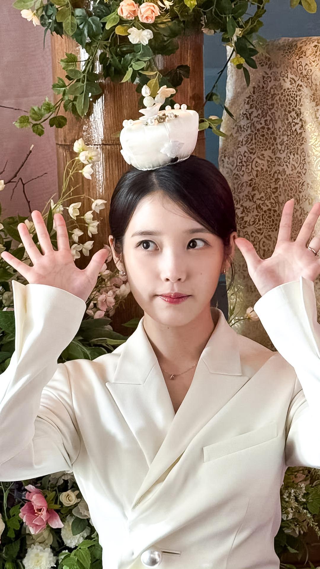 IU[超话]  🍑iu韩国第一女solo 真的很萌自修 | IU ​​​