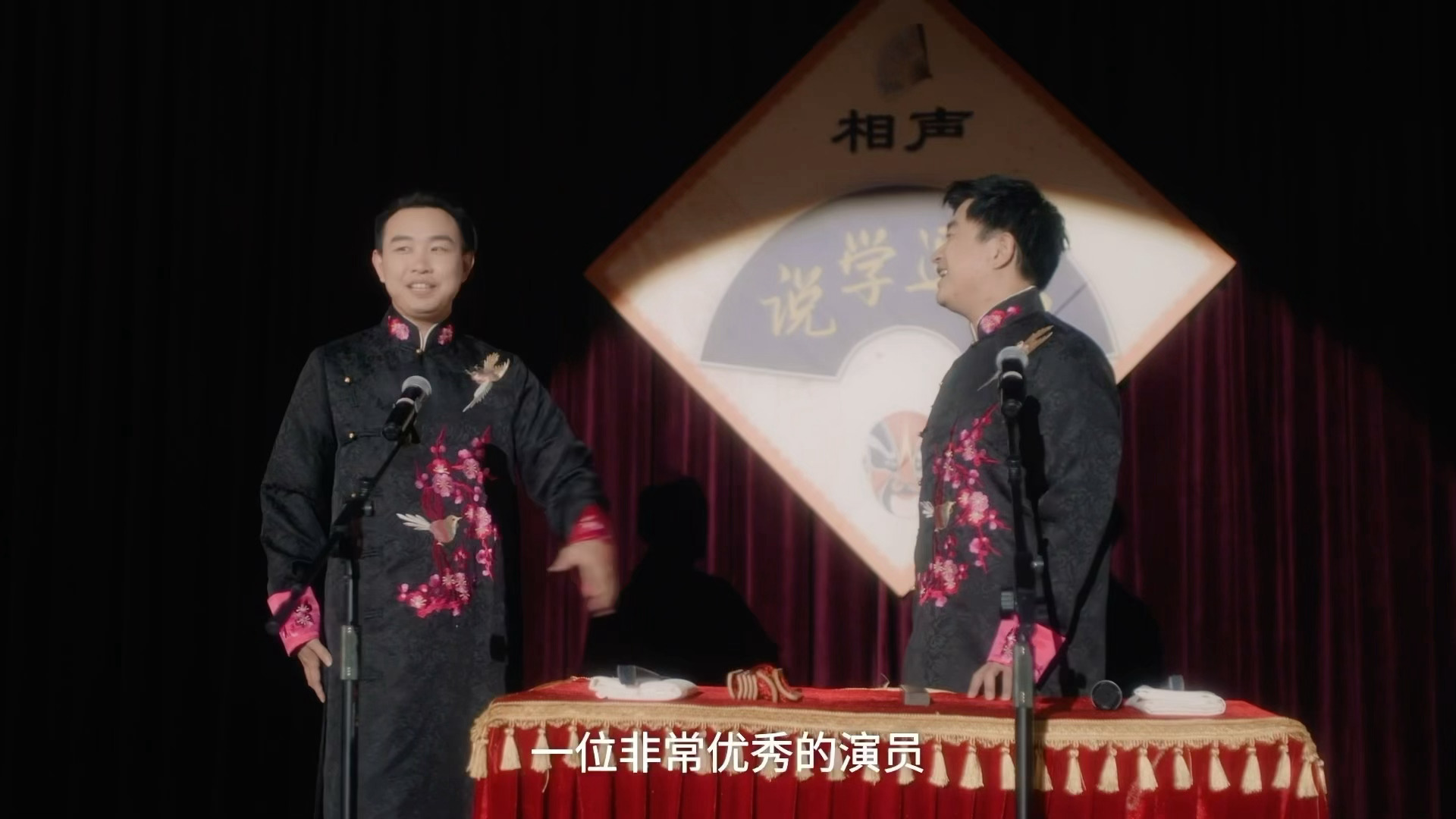 偷偷牵个手对方走位太灵活了 李亦非：我在这演无实物独角戏，你却在台下当满分捧哏李