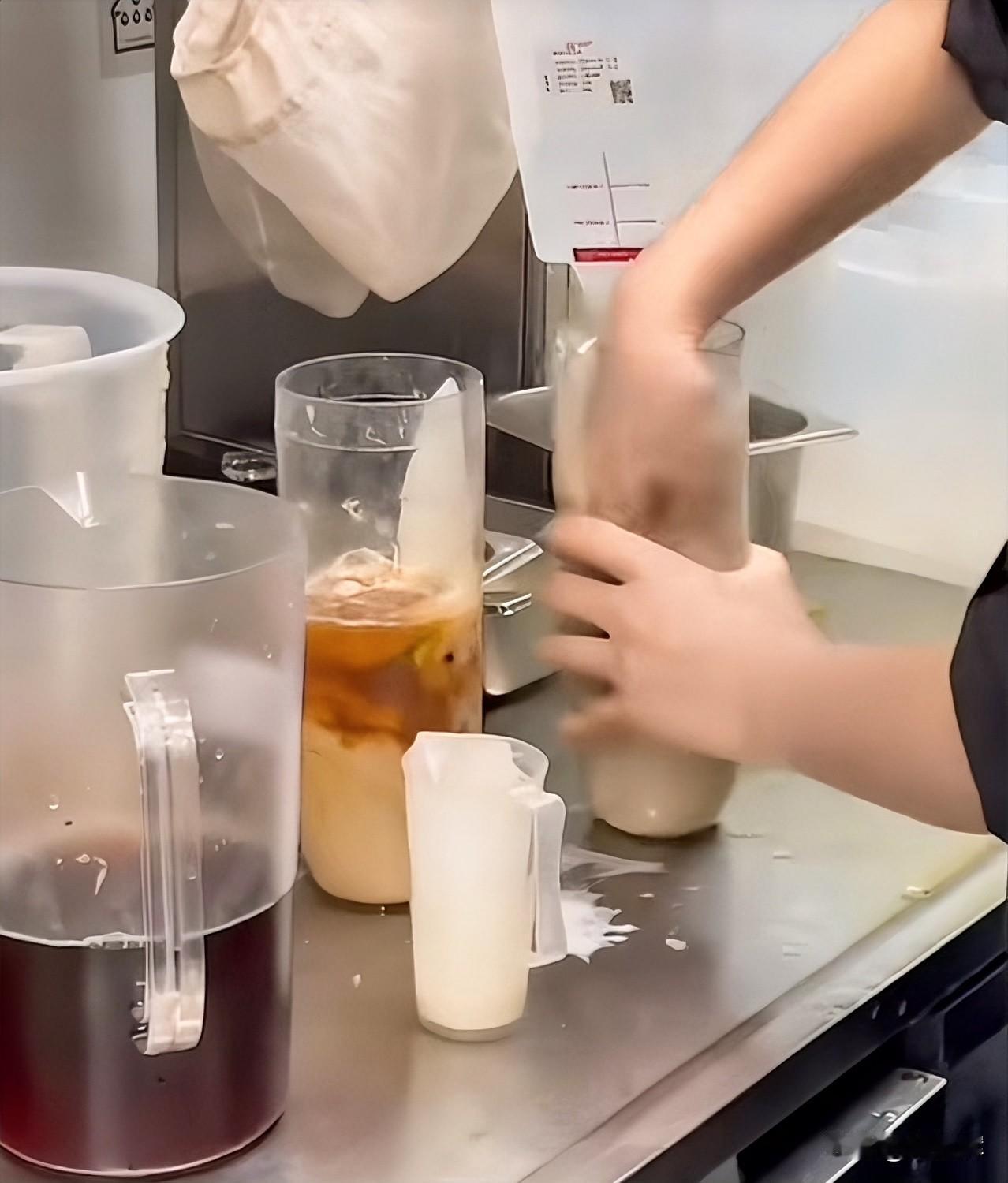 我认为，霸王茶姬此次徒手操作事件虽然公司及时进行了通报，减少了持续性负面冲击，但