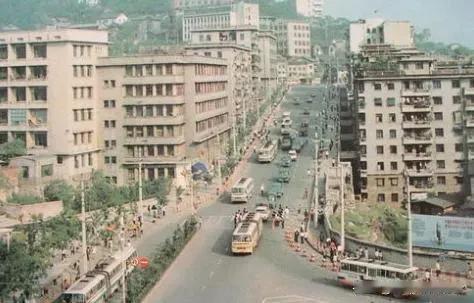80年代的山城重庆，你还认得出来这是哪条路吗？#重庆旧照分享#