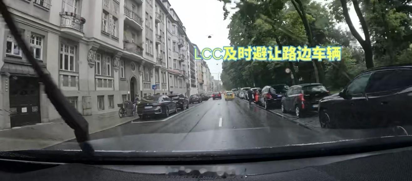 何小鹏带队全球路测新款X9何小鹏亲自带队在德国路道测评，在德国老城区狭窄路段，小