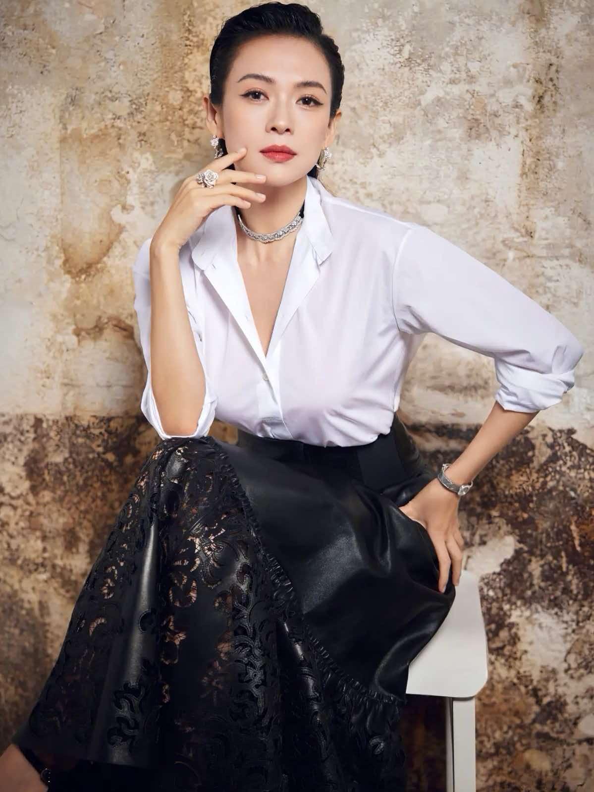 我给奶奶看了章子怡的照片，
奶奶沉默了很久，
突然说了一句话，她是不是除了婚姻不