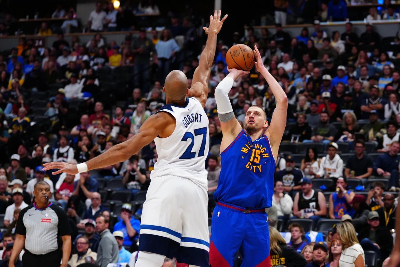 你这怎么还成戈贝尔的玩具了？
万万没有想到，约基奇面对戈贝尔竟然变成了后者的玩具