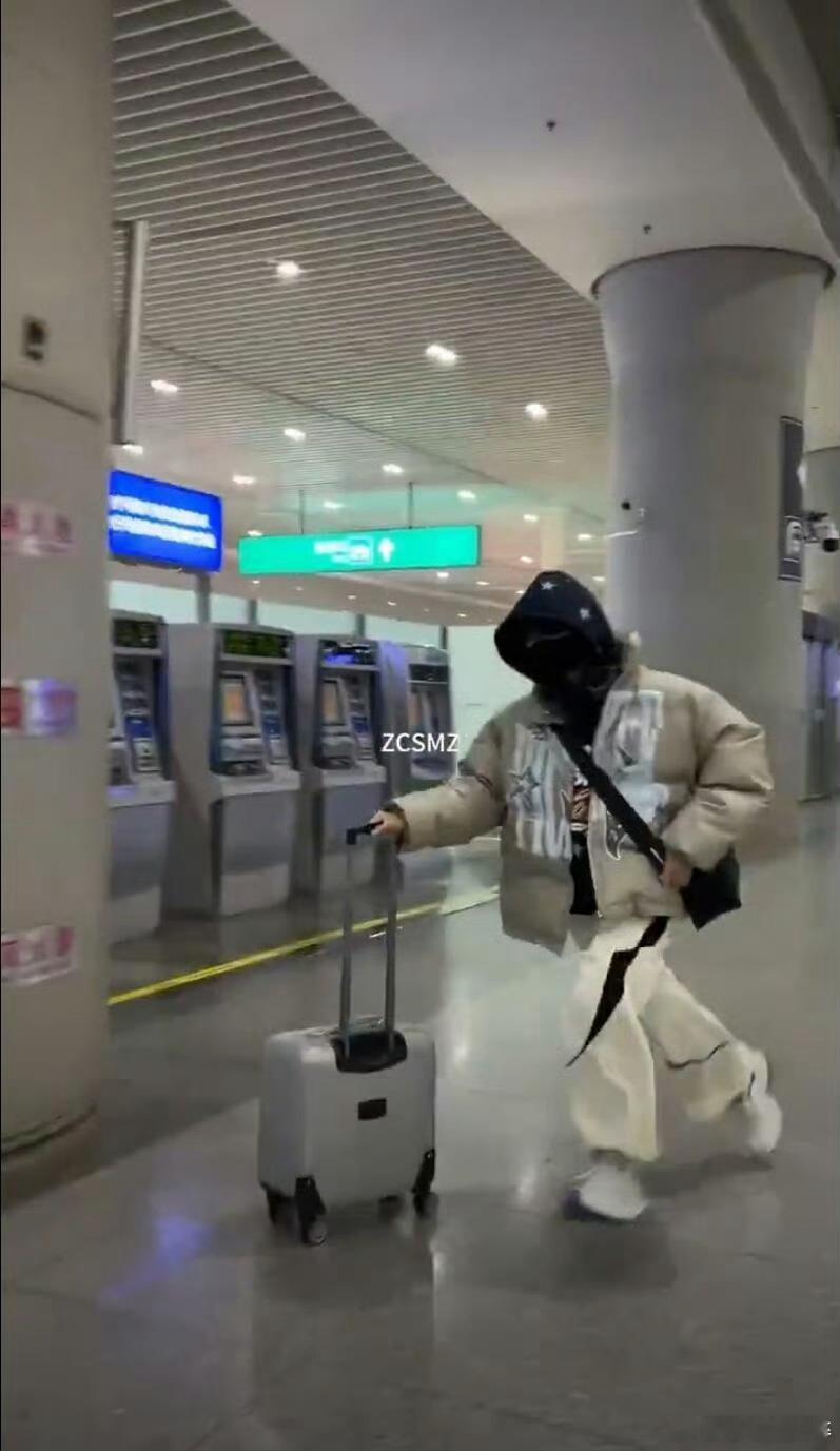 张奕然手机跑掉了好可爱的张奕然