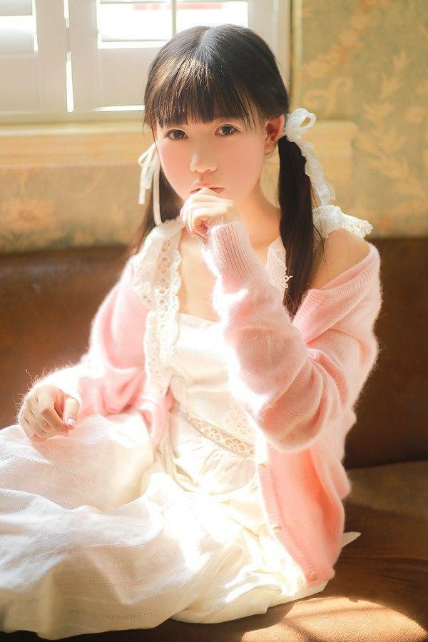 少女心爆棚的梦幻时刻，粉嫩的毛衣与蕾丝裙搭配，甜美可爱！💖🌸💖少女 美少女