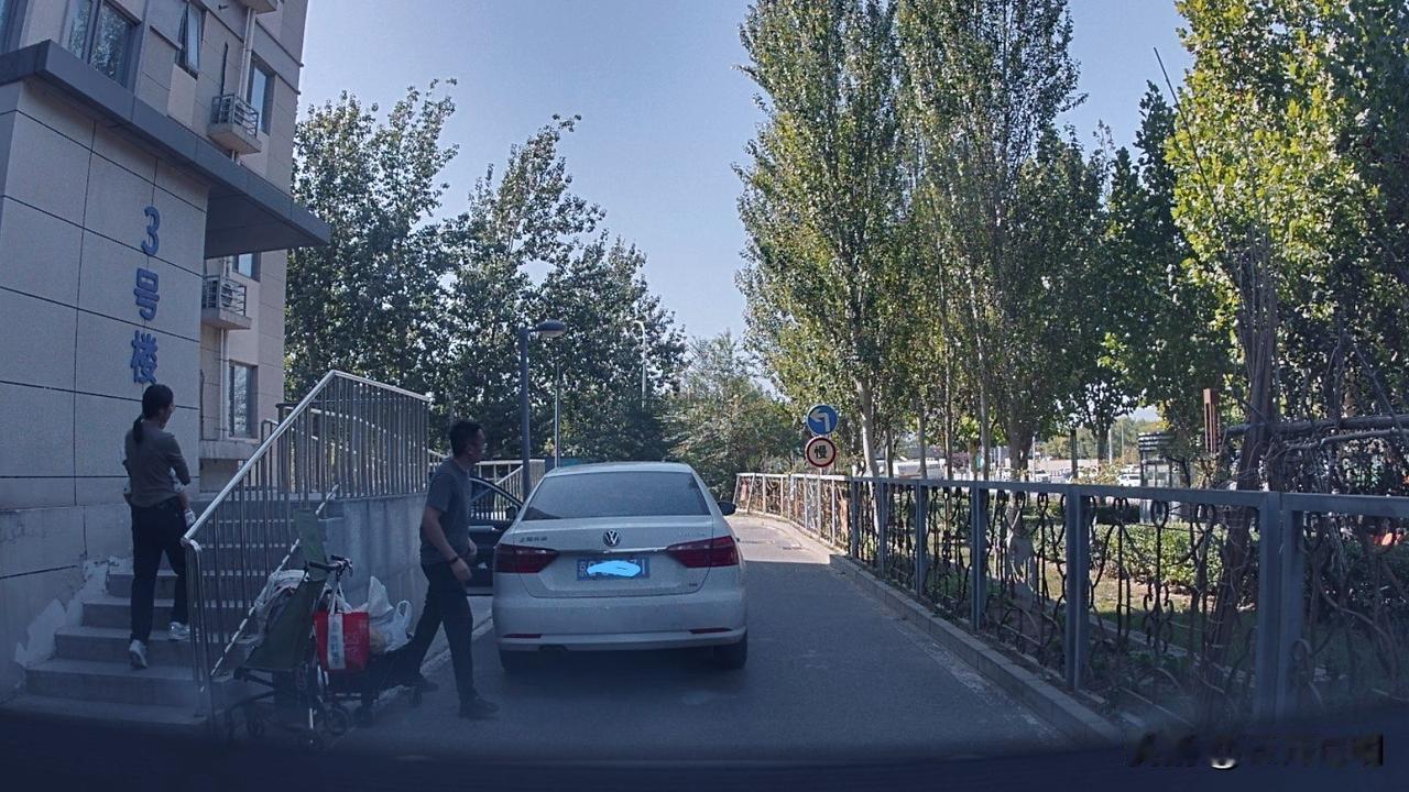 现在的人，堵了别人的路，绝不会跟你说“唔该”或者“麻烦了”这些客气话的，无论耽搁