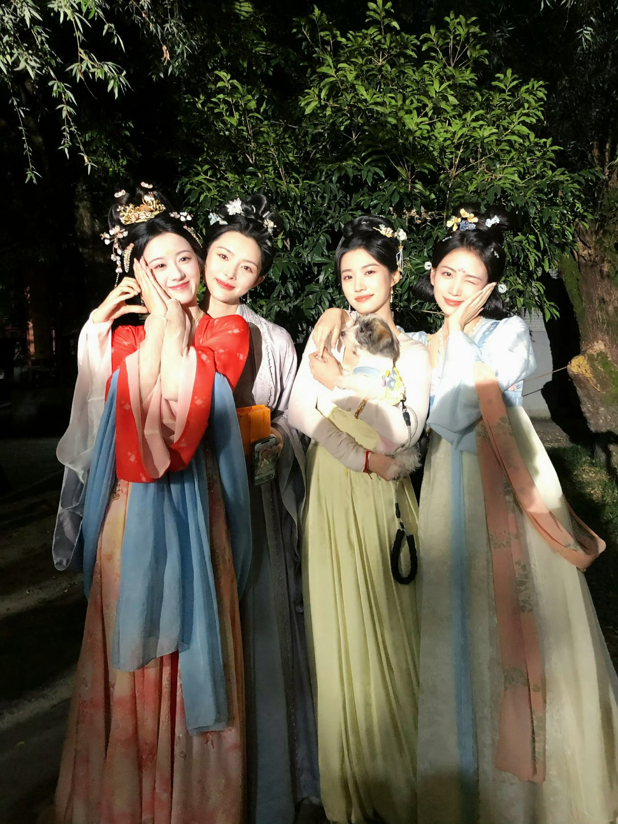👩🏻‍🦰同框包上恩&廖梦佳&卢昱晓&代露娃包和代在拍《韶华若锦》卢和廖在拍