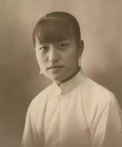 1921年，15岁的陈洁如和蒋介石在上海成婚，七年婚姻结束后她被安排远赴美国独自