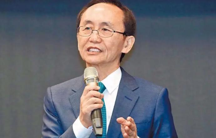台湾名嘴吴子嘉8月4日晚在节目中表示，“郑丽文我警告你，你小心一点，你不要在那鬼
