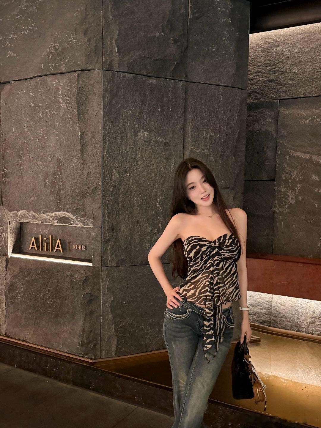 Back to 2000s🦓今天的人设是斑马小姐拍照的时候墨镜真是很好的出片神