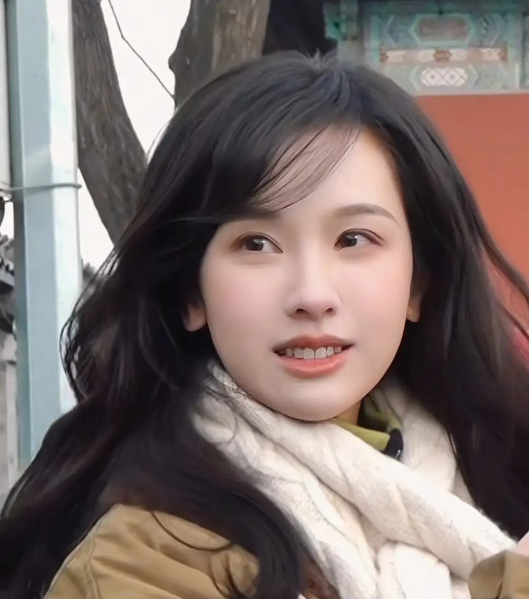 李梦和陈都灵同龄？为啥她看着这么显老。。 