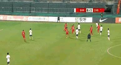 “不愧是日本主教练，面对西亚劲旅巴林队，U17国少踢出了精彩的传控足球”。这场2