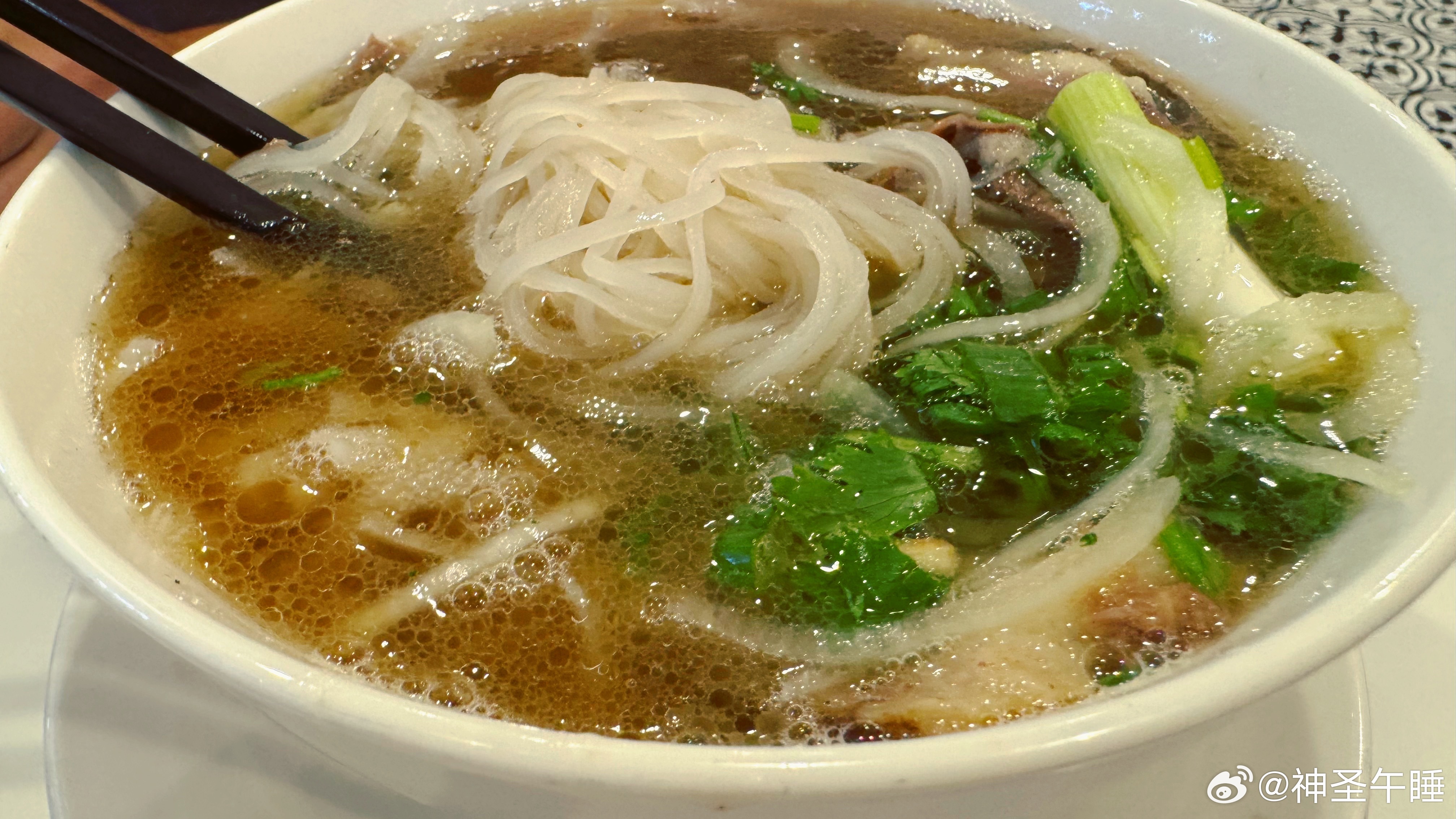 越南河粉里的肉真多，缺点是吃完好撑啊[允悲] ​​​