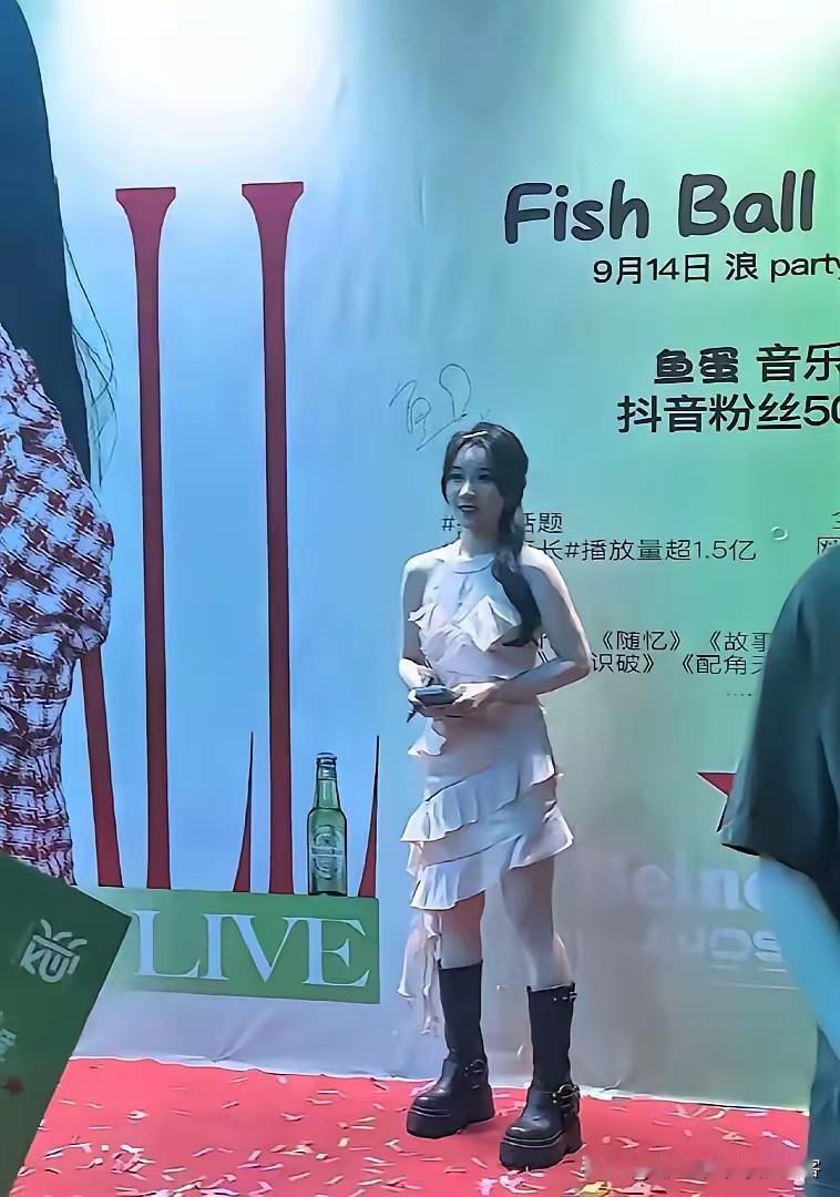 鱼蛋参加抖音线下活动，原本是甜美声音和可爱长相，吸粉百万。没想到参加完线下活动后