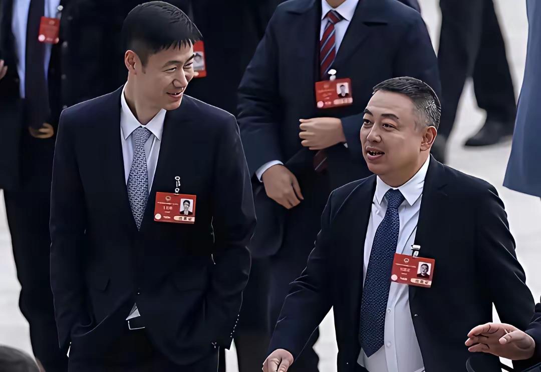 两代乒协主席
连续参加两会
真像两棵大树
都是昂首阔步
……悄悄告诉我，你喜欢哪