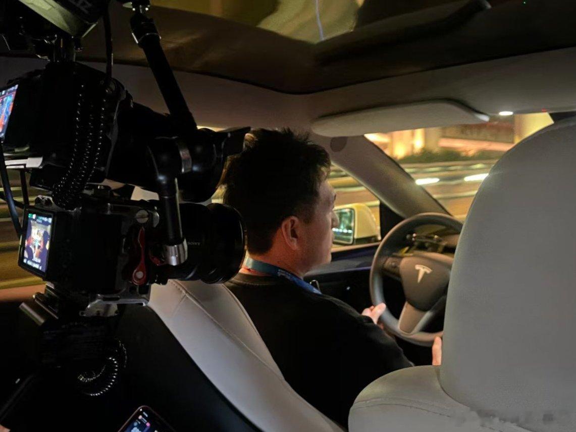 刚参加完卓驭(大疆分拆的智驾公司)的年终活动，2025年的最后一趟出差，恰好属于